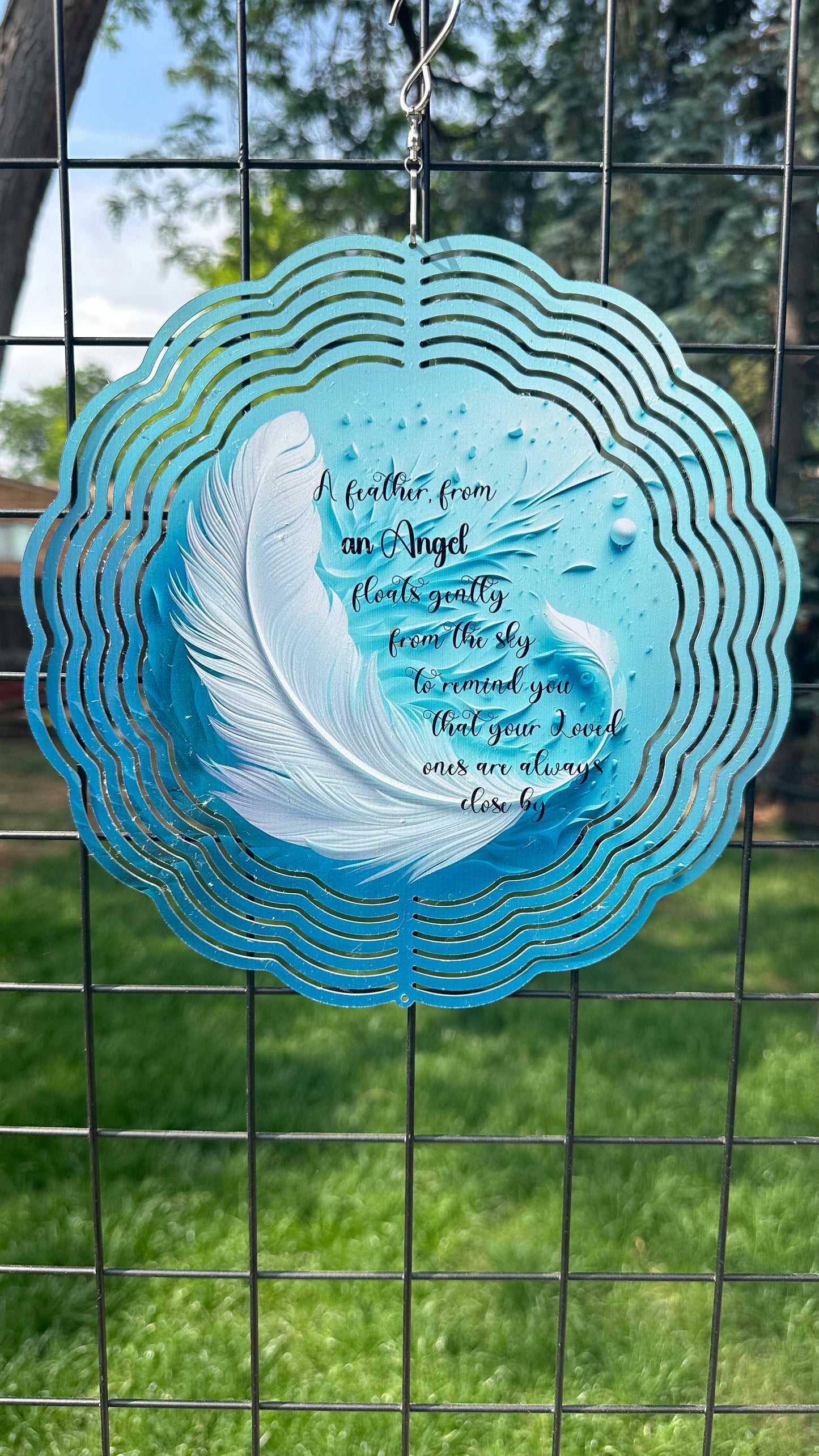 10 Feather 3D Wind Spinner - Elegant Memorial Wind Wheel for Outdoor Decor