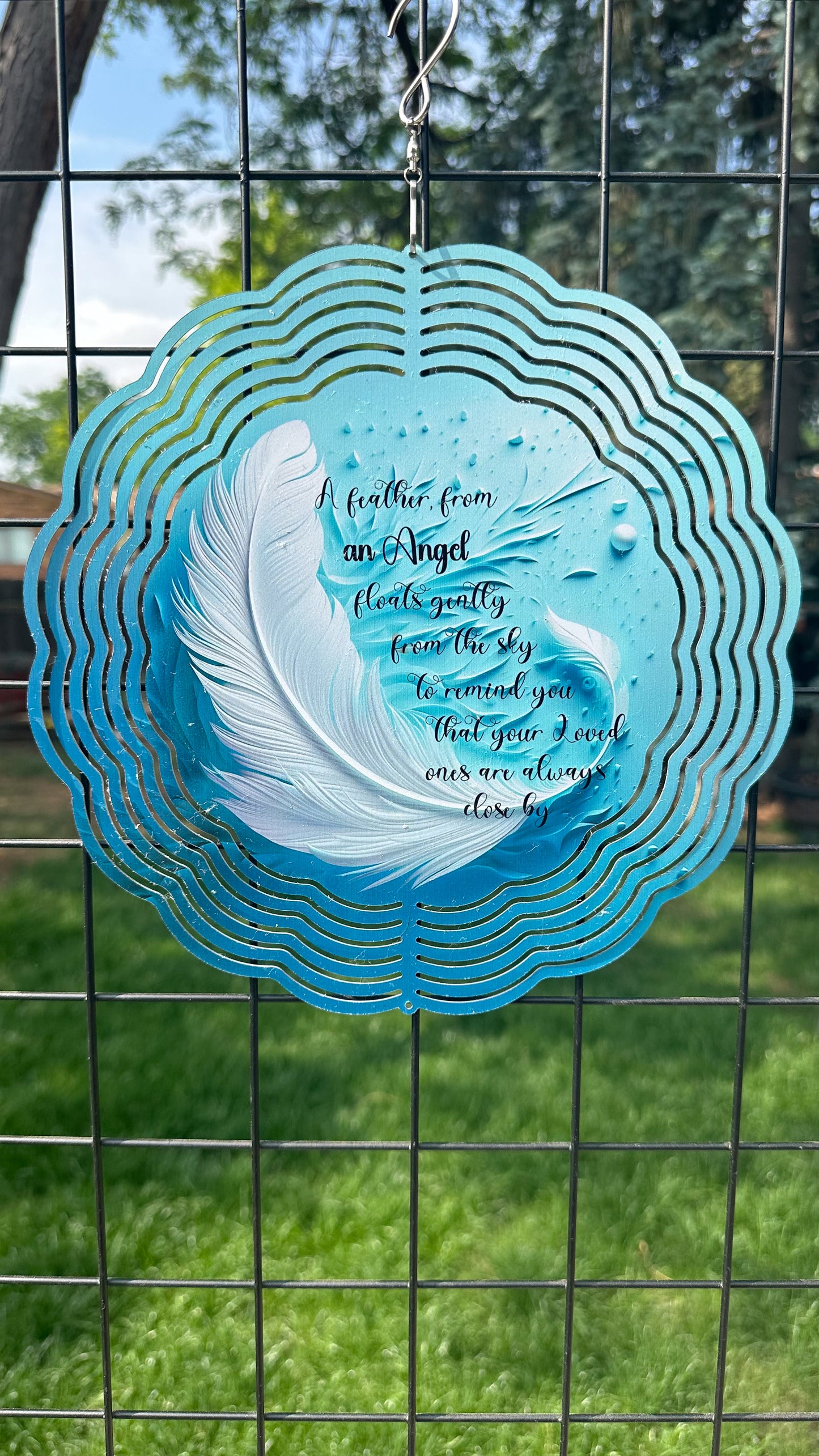 10 Feather 3D Wind Spinner - Elegant Memorial Wind Wheel for Outdoor Decor